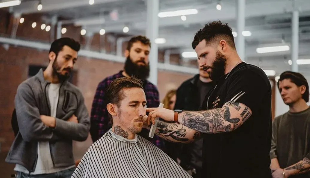 Cliente satisfeito com prótese capilar